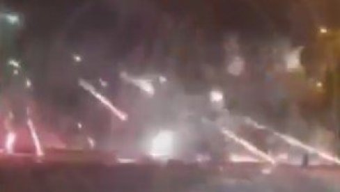 BUKTI RAT NA ULICAMA EVROPSKOG GRADA: Napadnuta vozila sa decom, odjekuju pucnji i suzavac (VIDEO)
