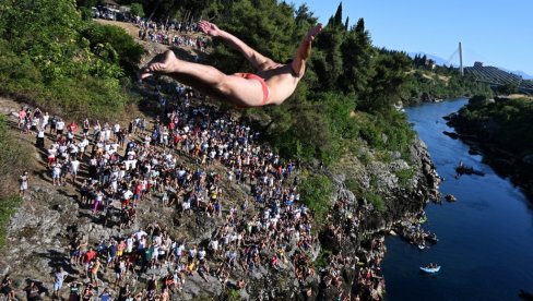 ŠAMAR ALBANSKOM PROVOKATORU! Crnogorci hitno reagovali i brutalno ga kaznili (VIDEO)