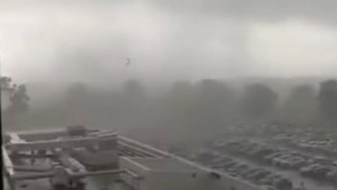 TORNADO NOSI SVE PRED SOBOM: Dramatične scene nadomak aerodroma i snimak koji će vas ostaviti bez daha - Francuska gleda u čudu (VIDEO)