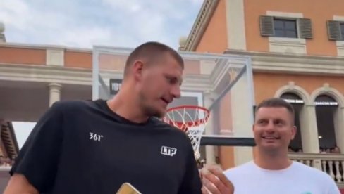 Jokić i brat se takmičili u šutiranju TROJKI! Šta mislite, ko je pobedio? (VIDEO) Jokić i brat se takmičili u šutiranju TROJKI! Šta mislite, ko je pobedio? (VIDEO)