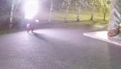 HULIGAN UNIŠTIO SPOMENIK RUSKIM HEROJIMA: Sada mora na robiju, beg mu nije uspeo (VIDEO)