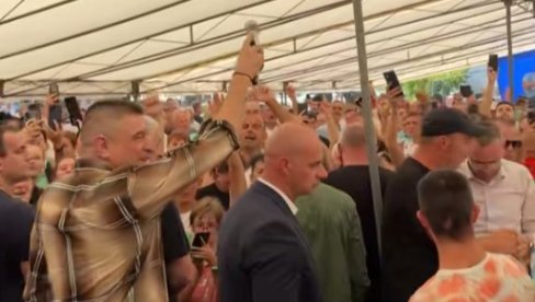 BAJA MALI KNINDŽA, DODIK I PTICO MOJA, BJELI LABUDE Cela Srpska u Branešcima (VIDEO) BAJA MALI KNINDŽA, DODIK I PTICO MOJA, BJELI LABUDE Cela Srpska u Branešcima (VIDEO)