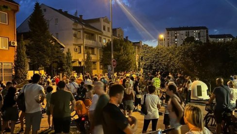 NACIZAM NA DELU: Oko 80 zgubidana blokadera napalo kuću Miloša Vučevića (VIDEO) NACIZAM NA DELU: Oko 80 zgubidana blokadera napalo kuću Miloša Vučevića (VIDEO)