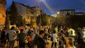 НАЦИЗАМ НА ДЕЛУ: Око 80 згубидана блокадера напало кућу Милоша Вучевића (ВИДЕО)