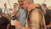 ФЕШТА ЗА ПАМЋЕЊЕ: Додик узео Баји микрофон и запевао чувени хит (ВИДЕО) ФЕШТА ЗА ПАМЋЕЊЕ: Додик узео Баји микрофон и запевао чувени хит (ВИДЕО)