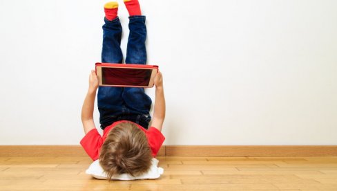 NAJMLAĐI ZAVISNIK ŠESTOMESEČNA BEBA: Kako zaštiti decu od zloupotreba na internetu (5) NAJMLAĐI ZAVISNIK ŠESTOMESEČNA BEBA: Kako zaštiti decu od zloupotreba na internetu (5)