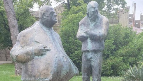 SPOMENIK MRŠAVOM I DEBELOM: Večno sećanje na pesnika i slikara krasi park u centru Kanjiže  ( Foto)