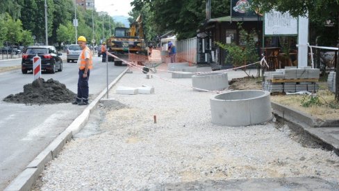 KOMFORNIJE ZA PEŠAKE: Obnova trotoara u centru Kraljeva