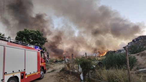 BUKTE POŽARI KOD SVRLJIGA: Kritično je u ovim selima, gore šume i trava, ugrožana i domaćinstva BUKTE POŽARI KOD SVRLJIGA: Kritično je u ovim selima, gore šume i trava, ugrožana i domaćinstva