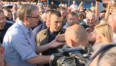 ВУЧИЋ СТИГАО У ПОЖЕГУ: Председника дочекали грађани на великом народном весељу
