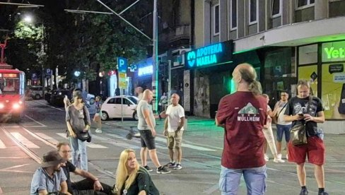 ТЕРОР ЗГУБИДАНА БЛОКАДЕРА НЕ ПРЕСТАЈЕ: Њих двадесетак се опија и блокира једну од главних улица у Београду (ФОТО)