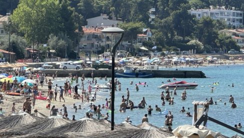 GLOBA ZA PAPUČE I VISOKE POTPETICE: Sve veće restrikcije i kazne za turiste tokom letovanja širom Evrope GLOBA ZA PAPUČE I VISOKE POTPETICE: Sve veće restrikcije i kazne za turiste tokom letovanja širom Evrope