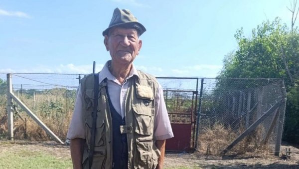 ОН ЈЕ НАЈСТАРИЈИ ЛОВАЦ У БАНАТУ: Има 96 година, a evo kako je spasio celo selo od terora lisica ОН ЈЕ НАЈСТАРИЈИ ЛОВАЦ У БАНАТУ: Има 96 година, a evo kako je spasio celo selo od terora lisica