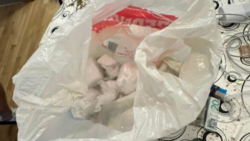 У СТАНУ КОКАИН, МАРИХУАНА И ЕЛЕКТРОНСКЕ ЦИГАРЕТЕ СА УЉЕМ КАНАБИСА: У Новом Саду ухапшен осумњичени за трговину наркотицима У СТАНУ КОКАИН, МАРИХУАНА И ЕЛЕКТРОНСКЕ ЦИГАРЕТЕ СА УЉЕМ КАНАБИСА: У Новом Саду ухапшен осумњичени за трговину наркотицима