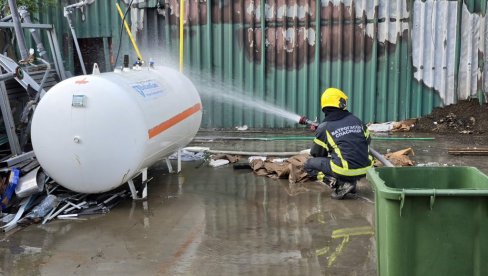 ЕФИКАСНА ИНТЕРВЕНЦИЈА ВАТРОГАСАЦА: Пожар у Бекереловој улици локализован