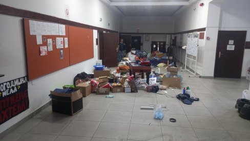 СРАМОТАН ПРИЗОР У ВИСОКОЈ ЗДРАВСТВЕНОЈ ШКОЛИ: Управа им учинила услугу избацујући их напоље, у супротном сви би се заразили СРАМОТАН ПРИЗОР У ВИСОКОЈ ЗДРАВСТВЕНОЈ ШКОЛИ: Управа им учинила услугу избацујући их напоље, у супротном сви би се заразили