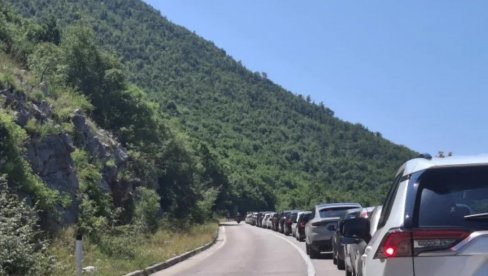 И ПО ТРИ САТА СЕ ЧЕКА НА ГРАНИЦИ: Градоначелници Требиња и Херцег Новог траже хитно решавање проблема И ПО ТРИ САТА СЕ ЧЕКА НА ГРАНИЦИ: Градоначелници Требиња и Херцег Новог траже хитно решавање проблема