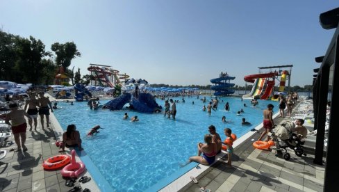 СПАС ОД ВРУЋИНЕ НОЋНО КУПАЊЕ: Базени у Смедереву и Смедеревској Паланци раде и до поноћи СПАС ОД ВРУЋИНЕ НОЋНО КУПАЊЕ: Базени у Смедереву и Смедеревској Паланци раде и до поноћи
