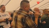 ДИРЉИВА СЦЕНА У БРАНЕШЦИМА: Баја Мали Книнџа певао свој велики хит, а онда му је пришао један младић (ВИДЕО)