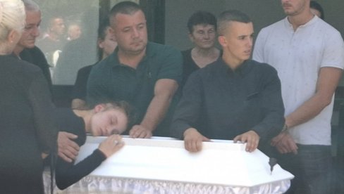 МАЈКА ЛЕЖИ НА БЕЛОМ КОВЧЕГУ ЋЕРКЕ: Бебо моја! Не дам те срећо! - потресне сцене на сахрани девојчице (2) коју је убио отац у Никшићу МАЈКА ЛЕЖИ НА БЕЛОМ КОВЧЕГУ ЋЕРКЕ: Бебо моја! Не дам те срећо! - потресне сцене на сахрани девојчице (2) коју је убио отац у Никшићу