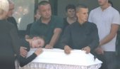 МАЈКА ЛЕЖИ НА БЕЛОМ КОВЧЕГУ ЋЕРКЕ: Бебо моја! Не дам те срећо! - потресне сцене на сахрани девојчице (2) коју је убио отац у Никшићу