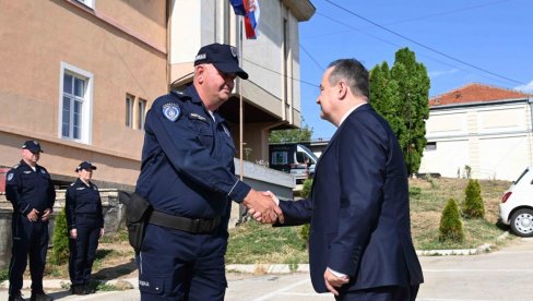 100 ДАНА ВЛАДЕ Дачић обишао полицијску станицу у Књажевцу: МУП ће наставити да улаже у опрему, обуку 100 ДАНА ВЛАДЕ Дачић обишао полицијску станицу у Књажевцу: МУП ће наставити да улаже у опрему, обуку