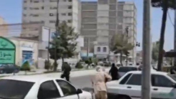 (УЗНЕМИРУЈУЋ ВИДЕО) ДЕВЕТОРО МРТВИХ У ТЕРОРИСТИЧКОМ НАПАДУ: Извршен удар на зграду суда у Ирану, безбедњаци на терену (ВИДЕО) (УЗНЕМИРУЈУЋ ВИДЕО) ДЕВЕТОРО МРТВИХ У ТЕРОРИСТИЧКОМ НАПАДУ: Извршен удар на зграду суда у Ирану, безбедњаци на терену (ВИДЕО)