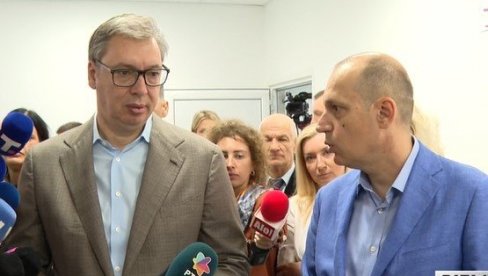 ВУЧИЋ ОБИЛАЗИ ЦЕНТАР ЗА ПАЛИЈАТИВНО ЗБРИЊАВАЊЕ УКЦ: Председник у некадашњој ковид болници