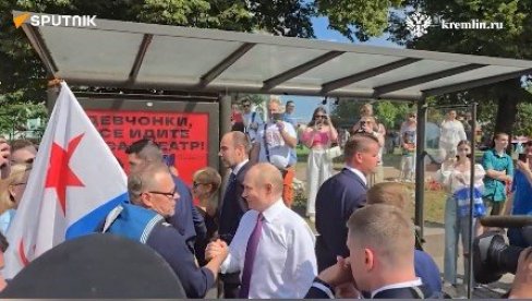 POGLEDAJTE DRUŽENJE PUTINA SA NARODOM: Ruski predsednik zagrlio mornara, pa poručio samo jedno (VIDEO) POGLEDAJTE DRUŽENJE PUTINA SA NARODOM: Ruski predsednik zagrlio mornara, pa poručio samo jedno (VIDEO)