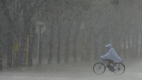 KAMIONI PLUTAJU NA ULICAMA, 4.400 LJUDI U PANICI NAPUSTILO DOMOVE: Stravično nevreme pogodilo sever Kine