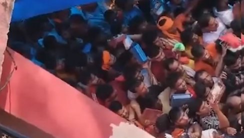 STAMPEDO ISPRED HRAMA: Poginule najmanje dve osobe u Utar Pradešu (VIDEO) STAMPEDO ISPRED HRAMA: Poginule najmanje dve osobe u Utar Pradešu (VIDEO)