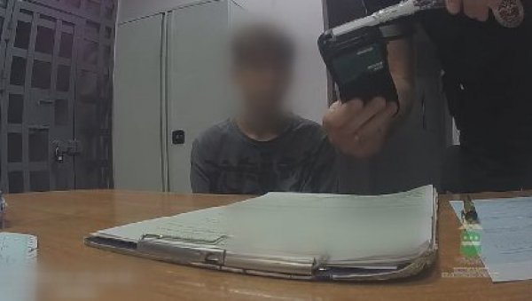 ДЕЧАК (11) ПИЈАН ВОЗИО ОЧЕВ АУТОМОБИЛ: Полиција зауставила возило и имала шта да види