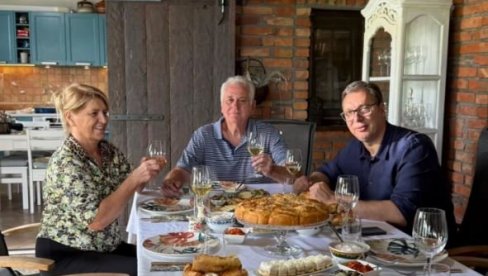 СРЕЋАН САМ ШТО САМ МОГАО ДА ЧУЈЕМ МНОГО МУДРИХ САВЕТА... Вучић посетио Томислава и Драгицу Николић у Бајчетини (ФОТО) СРЕЋАН САМ ШТО САМ МОГАО ДА ЧУЈЕМ МНОГО МУДРИХ САВЕТА... Вучић посетио Томислава и Драгицу Николић у Бајчетини (ФОТО)