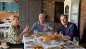 SREĆAN SAM ŠTO SAM MOGAO DA ČUJEM MNOGO MUDRIH SAVETA... Vučić posetio Tomislava i Dragicu Nikolić u Bajčetini (FOTO)