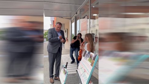 MALA VANJA SVIRANJEM VIOLINE SAKUPLJA NOVAC ZA NOVOG TERAPEUTSKOG KONJA: Dodik pomogao devojčici koja je osvojila srca svih u Srpskoj MALA VANJA SVIRANJEM VIOLINE SAKUPLJA NOVAC ZA NOVOG TERAPEUTSKOG KONJA: Dodik pomogao devojčici koja je osvojila srca svih u Srpskoj