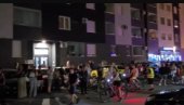 ПОНОВО ЈЕЗИВА АКЦИЈА ЗГУБИДАНА: Блокадери опет дивљају испред куће Жарка Мићина у којој живи са две ћеркице (ВИДЕО)