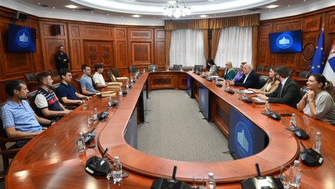 Министар академик Бела Балинт испратио српску репрезентацију на предстојећу Олимпијаду из вештачке интелигенције у Кини Министар академик Бела Балинт испратио српску репрезентацију на предстојећу Олимпијаду из вештачке интелигенције у Кини
