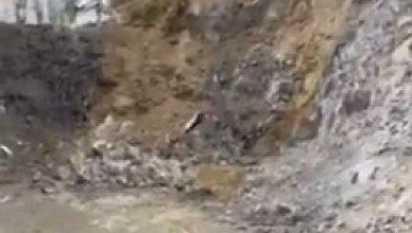 СТРАВИЧАН СНИМАК СА ГРАДИЛИШТА ВИЦТОРY ГАРДЕНС: Терен пропада, бетон се слива низ падину! (ВИДЕО) СТРАВИЧАН СНИМАК СА ГРАДИЛИШТА ВИЦТОРY ГАРДЕНС: Терен пропада, бетон се слива низ падину! (ВИДЕО)