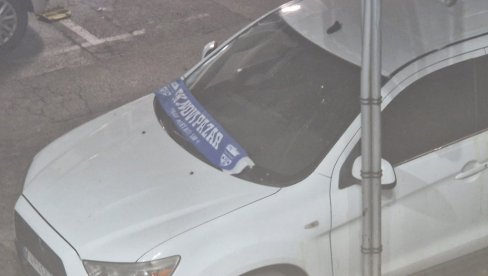 BOLESNA PROVOKACIJA EKSTREMISTA: Divljali ispred prostorija SNS i skandirali Kraljevo Sandžak (FOTO) BOLESNA PROVOKACIJA EKSTREMISTA: Divljali ispred prostorija SNS i skandirali Kraljevo Sandžak (FOTO)
