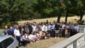 ЧУВАЈУ ПРЕТКЕ ОД ЗАБОРАВА: У Бастасима код Босанског Грахова, већ деценију заједнички помен на обновљеном гробљу