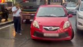 БЛОКИРАО ПРОМЕТНУ УЛИЦУ: Кад су видели ко је за воланом, нико није смео ни да приђе! (ВИДЕО)