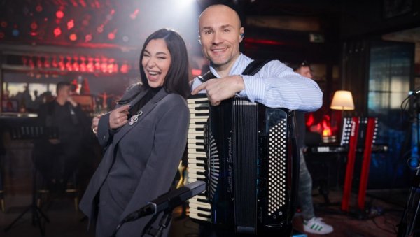 СПОЈ ПЕВАЧИЦЕ И ХАРМОНИКАША: Сања Вучић и Аца Софронијевић оживели нешто што је било скроз заборављено (ФОТО) СПОЈ ПЕВАЧИЦЕ И ХАРМОНИКАША: Сања Вучић и Аца Софронијевић оживели нешто што је било скроз заборављено (ФОТО)