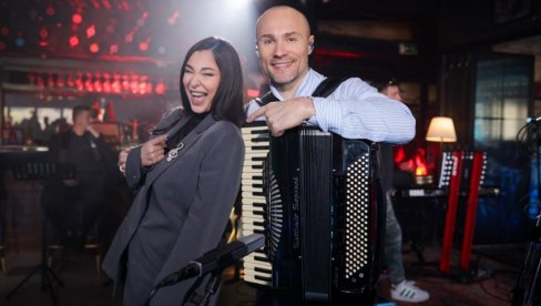 СПОЈ ПЕВАЧИЦЕ И ХАРМОНИКАША: Сања Вучић и Аца Софронијевић оживели нешто што је било скроз заборављено (ФОТО) СПОЈ ПЕВАЧИЦЕ И ХАРМОНИКАША: Сања Вучић и Аца Софронијевић оживели нешто што је било скроз заборављено (ФОТО)