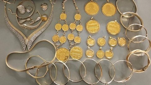 ISPOD SEDIŠTA POLA KILOGRAMA ZLATA: Evo šta je sve pronađeno (FOTO)