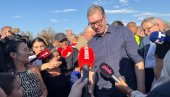 BRZO SE RADI, VIDIM SAD I OSMEHE Vučić obišao radove na obnovi kuća izgorelih u požaru (VIDEO) BRZO SE RADI, VIDIM SAD I OSMEHE Vučić obišao radove na obnovi kuća izgorelih u požaru (VIDEO)