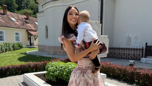 KATARINA ŽIVKOVIĆ KRSTILA SINA: Naš anđeo je primio svoj prvi blagoslov (FOTO)