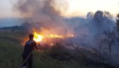 ПОЖАРИ НА ОТВОРЕНОМ КОД ПАРАЋИНА: Интервенисало и Добровољно ватрогасно друштво (ФОТО)