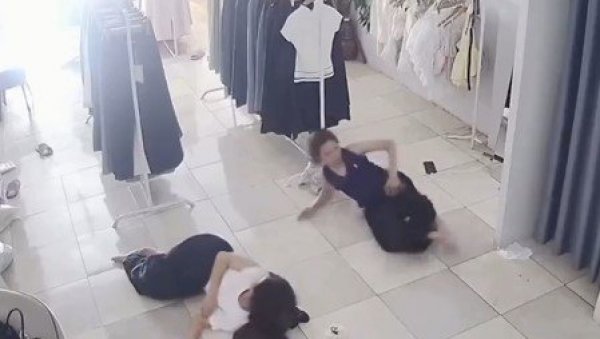 ПАЦОВ ЈОЈ УТРЧАО У ПАНТАЛОНЕ, УСЛЕДИЛА БОРБА: Камере забележиле праву драму у бутику (ВИДЕО)