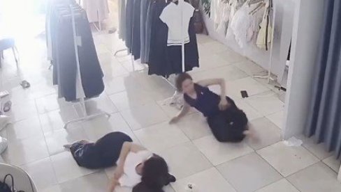 ПАЦОВ ЈОЈ УТРЧАО У ПАНТАЛОНЕ, УСЛЕДИЛА БОРБА: Камере забележиле праву драму у бутику (ВИДЕО)