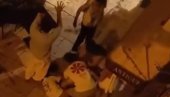 MLADIĆ LEŽI NA ZEMLJI, DRUGI GA BRUTALNO ŠUTIRA: Tuča turista na Jadranu u 4 ujutru (FOTO/VIDEO)